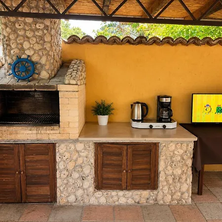 Kalabria Pool, Bbq & Jacuzzi Warna